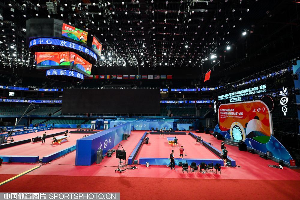 不可触碰的美，若昂-内维斯女友马达莱娜晒暗黑风妆造